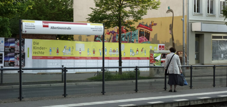 Plakataktion an der Tram-Station Albertinenstraße in Weißensee