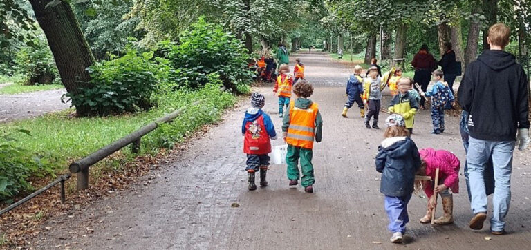 Kinder und Team der Kita sammeln Müll im Pankower Schlosspark.