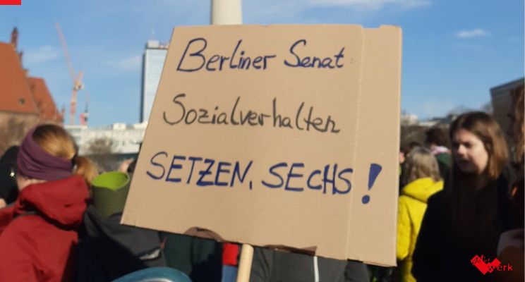 Auf einem Plakat steht geschrieben: Berliner Senat, Sozialverhalten setzen, 6!