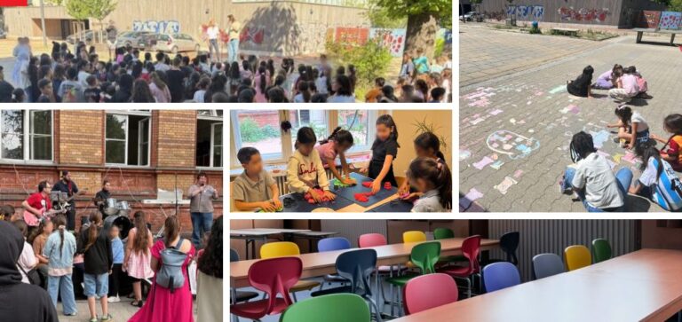 5 Fotos: 1. Viele Kinder und zwei Lehrer stehen auf dem Schulhof, 2: Eine Band mit drei Leuten spielt an Trommeln und zwei Gitarren Musik, eine Frau hat ein Mikro in de Hand, davor stehen Kinder und hören zu. 3: Kinder kneten auf einem Tisch. 4: zwei lange Tische, hinter denen bunte Stühle in jeweils zwei Reihens stehen. 5: Kinder sitzen und hocken auf dem Schulhof und malen mit Kreide.