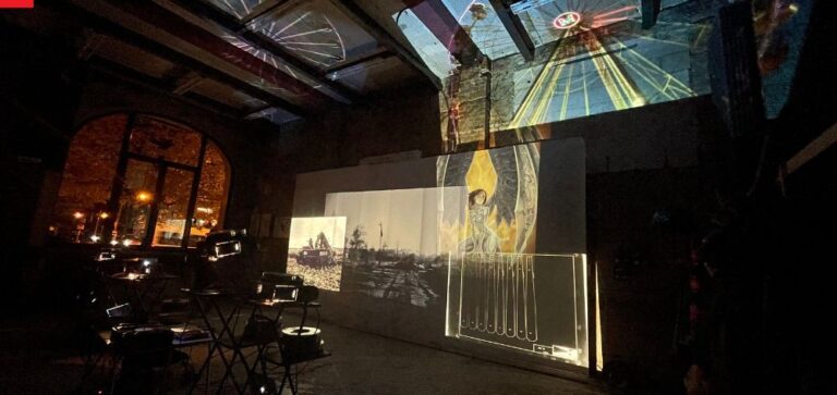 Fotoinstallation in einem Raum mit großen Fenstern